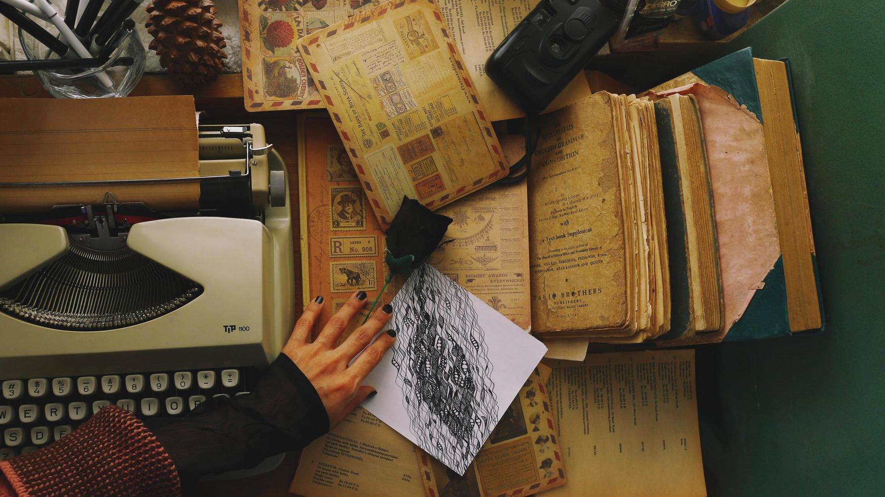 wijnoogst bureau top instelling met oud boeken en schrijfmachine foto