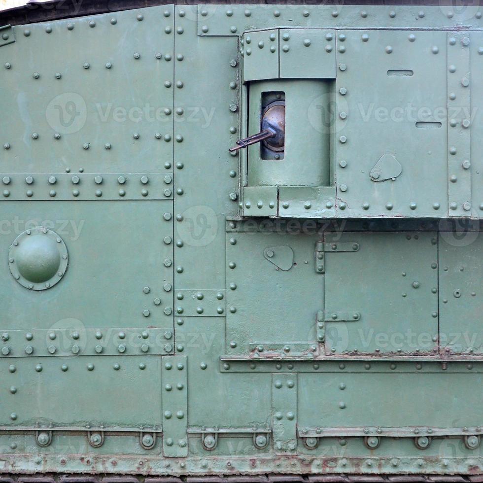 structuur van tank kant muur, gemaakt van metaal en versterkt met een menigte van bouten en klinknagels foto