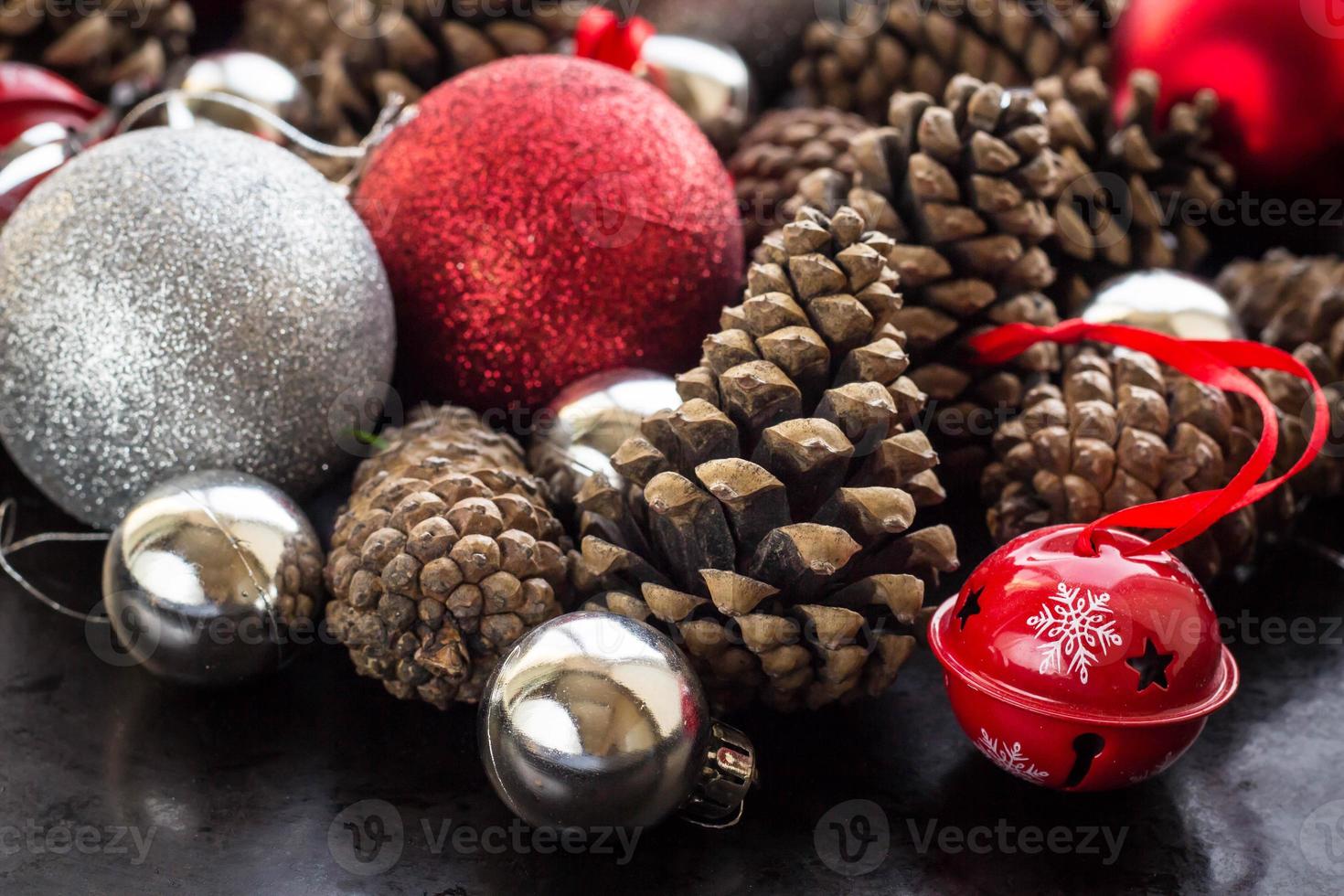 Kerstmis achtergrond met rood zilver ballen en dennenappel. foto