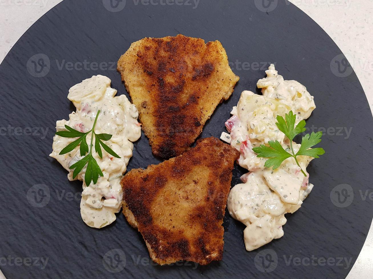 rood snapper sebastes norvegicus vis filet met aardappel salade foto