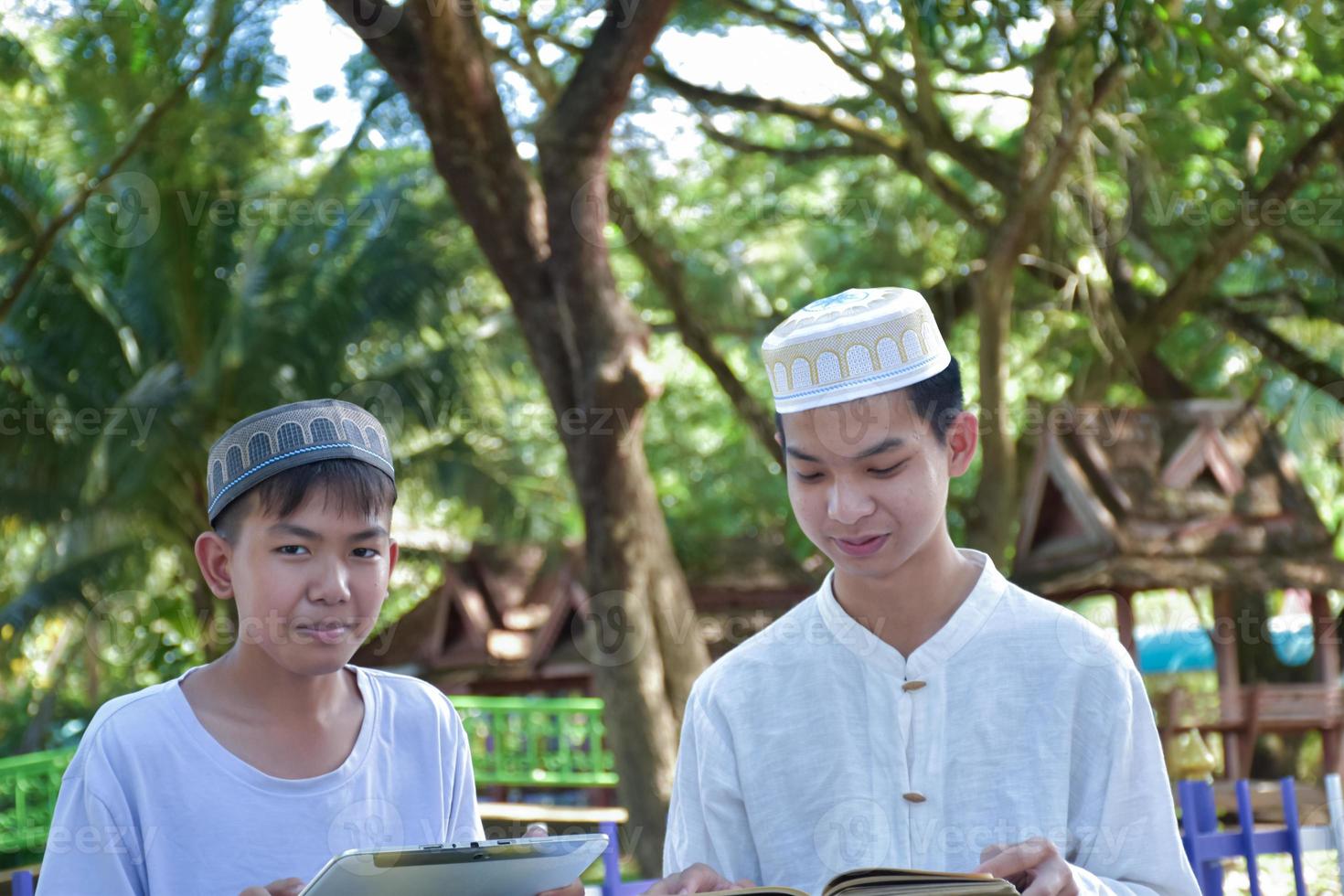 Aziatisch moslim jongens zitten samen in school- park naar lezen en leren hun dagelijks werkzaamheid en Doen huiswerk in hun vrij keer voordat gaan terug huis, zacht en selectief focus. foto