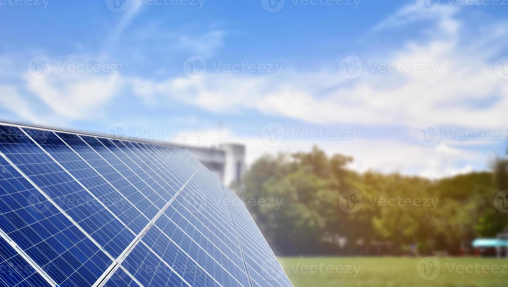 fotovoltaïsch paneel, nieuwe technologie voor het opslaan en gebruiken van de kracht van de natuur met menselijk leven, duurzame energie en milieuvriendelijk concept. foto