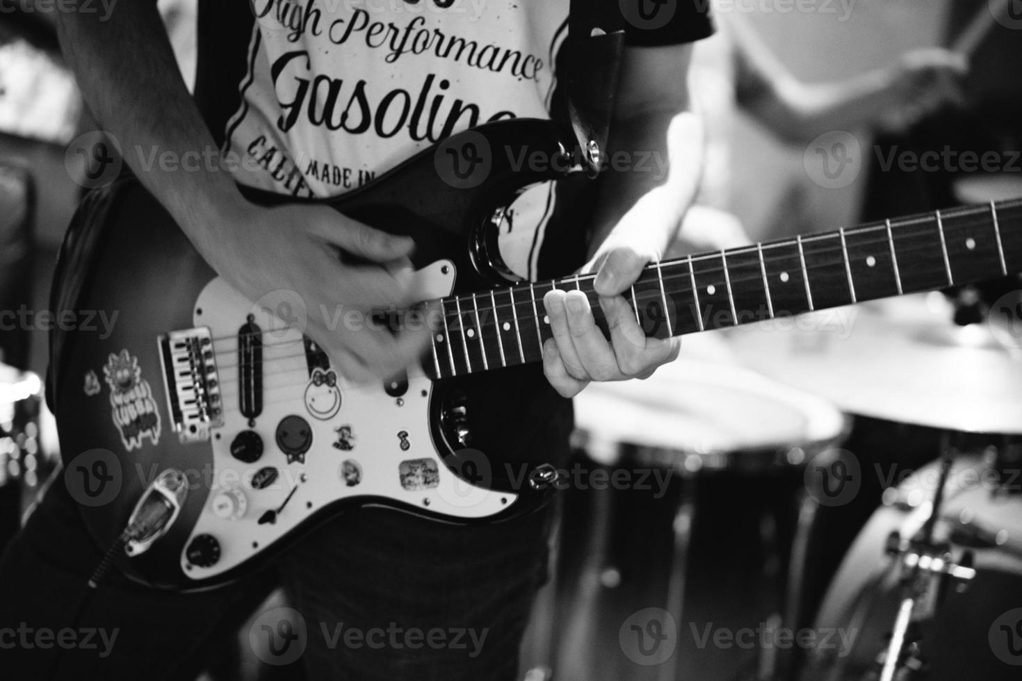 dichtbij omhoog Speel elektrisch gitaar Bij een rots concert. foto