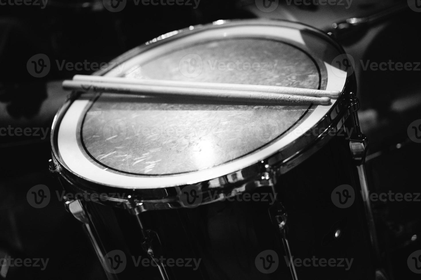 Bij een muziek- concert, in de breken tussen de prestatie, zetten de drumstokken Aan de plastic van de trommel. foto
