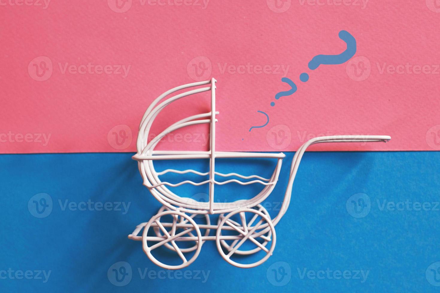 wijnoogst baby wandelwagen Aan roze en blauw achtergrond. jongen of meisje vraag foto