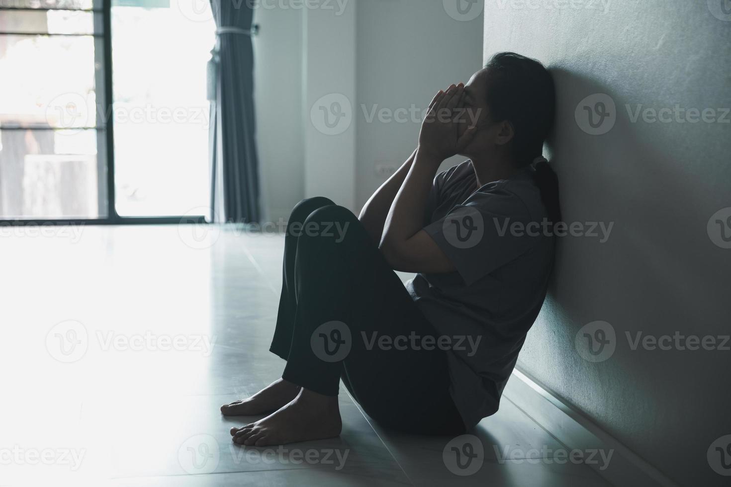 schizofrenie met eenzaam en verdrietig in mentaal Gezondheid depressie concept. depressief vrouw zittend tegen muur Bij huis met een schaduw Aan muur gevoel miserabel. Dames zijn depressief, angstig en ongelukkig. foto