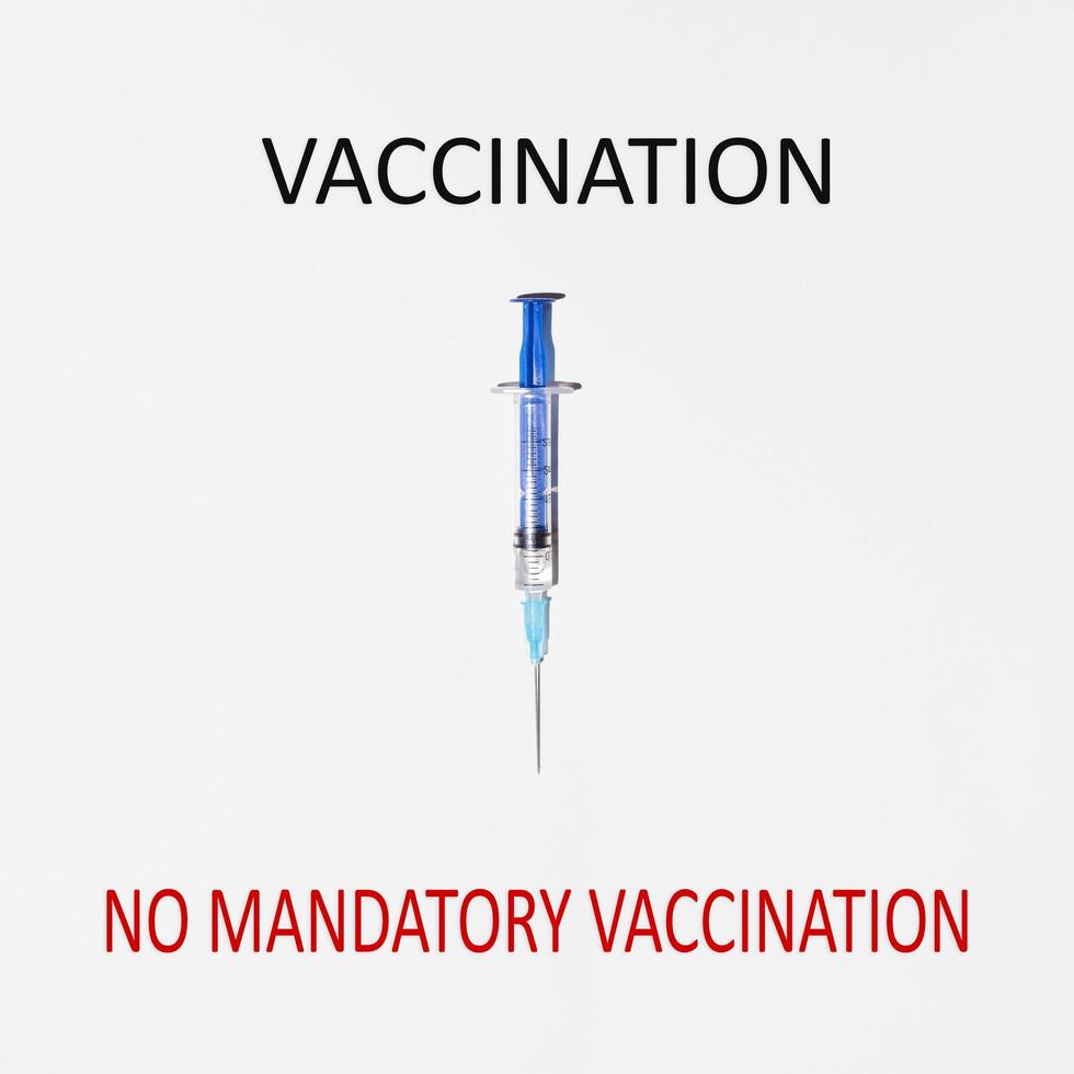 injectiespuit wijzend op rood tekst Nee verplicht vaccinatie. concept van keuze tussen vaccinatie en niet verplicht vaccinatie foto