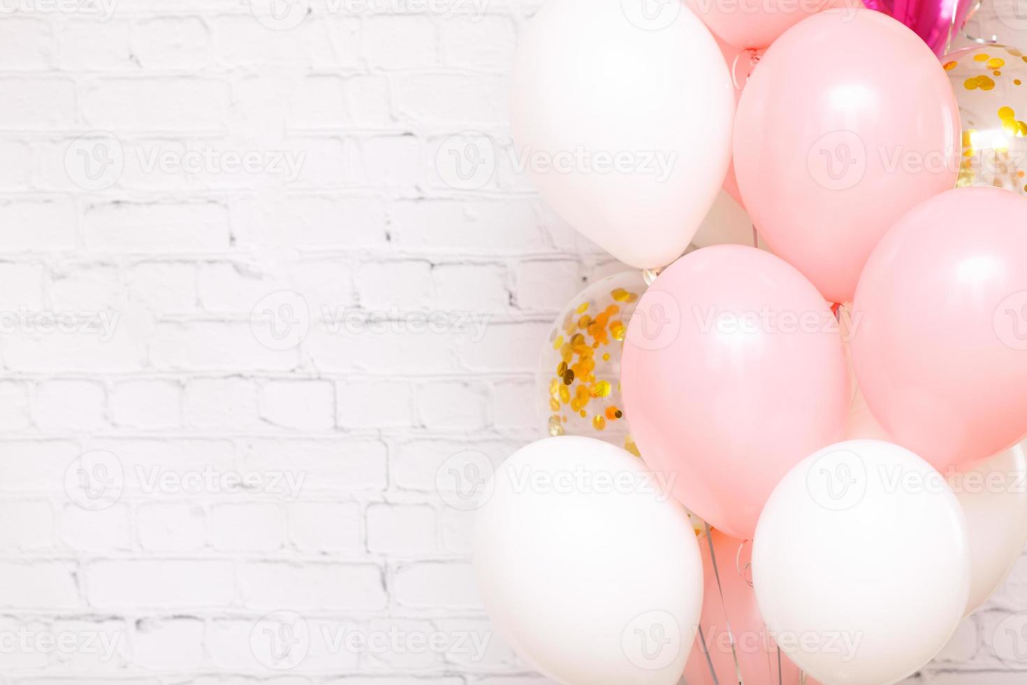 groot bundel van roze en wit verjaardag ballonnen geïsoleerd steen muur achtergrond.kaart uitnodiging naar verjaardag feest. plaats voor tekst, kopiëren ruimte, bespotten omhoog foto