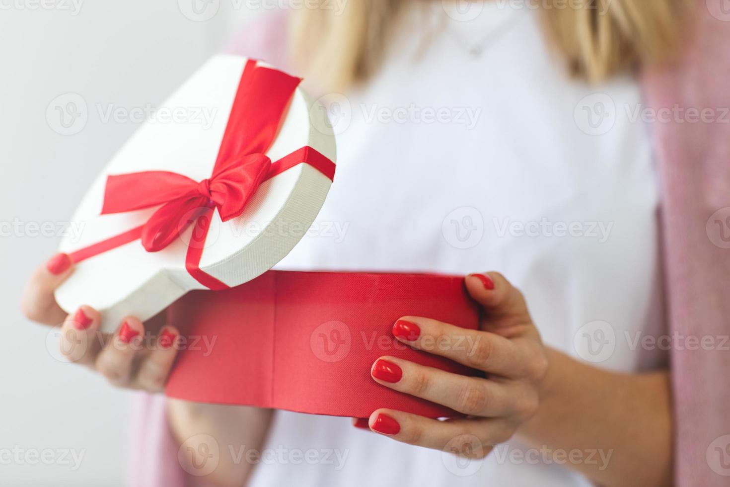 vrouw Holding Open geschenk doos foto