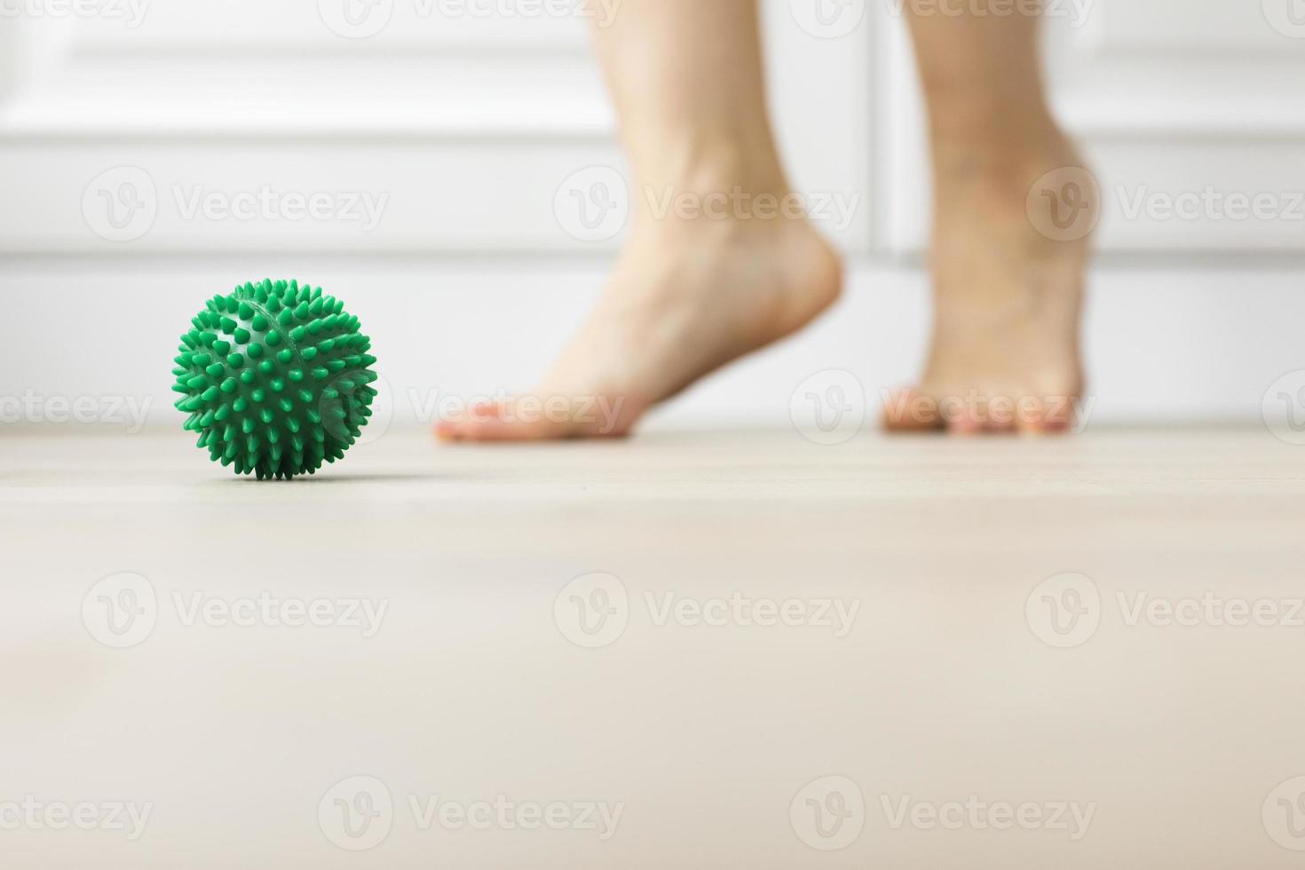 vrouw aan het doen platte voet correctie gymnastiek- oefening gebruik makend van massage bal Bij huis myofasciaal ontspanning onderwerp van voorkomen voet vermoeidheid na vervelend hoge hakken schoenen anti stress bal foto