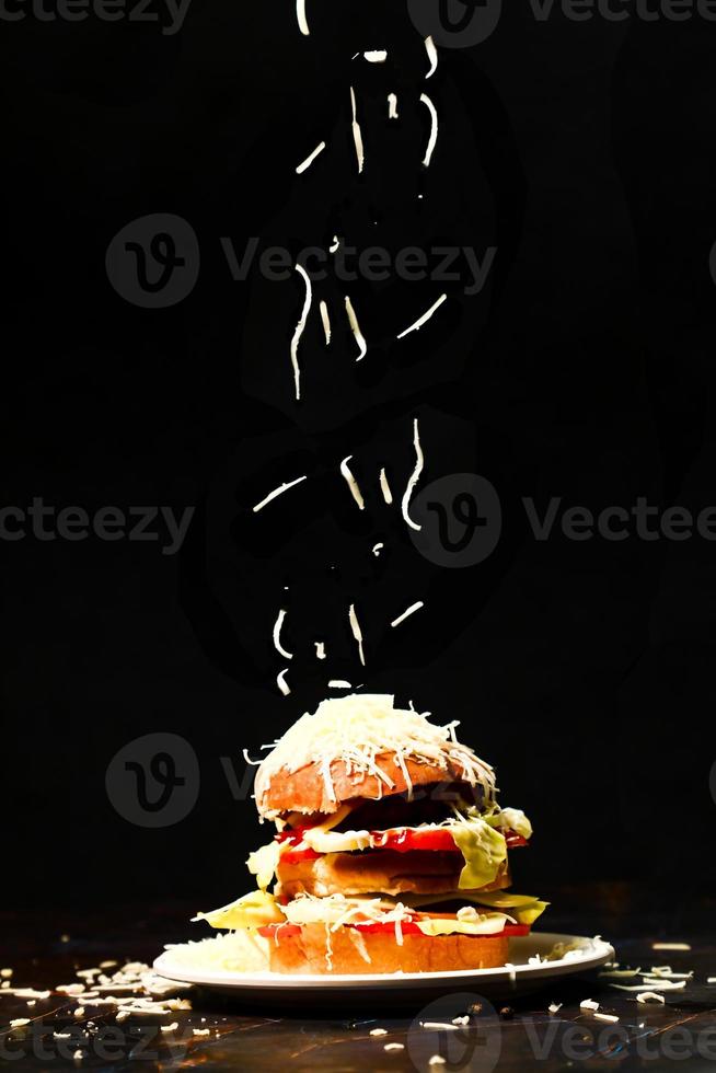vers smakelijk hamburger geïsoleerd Aan zwart achtergrond foto