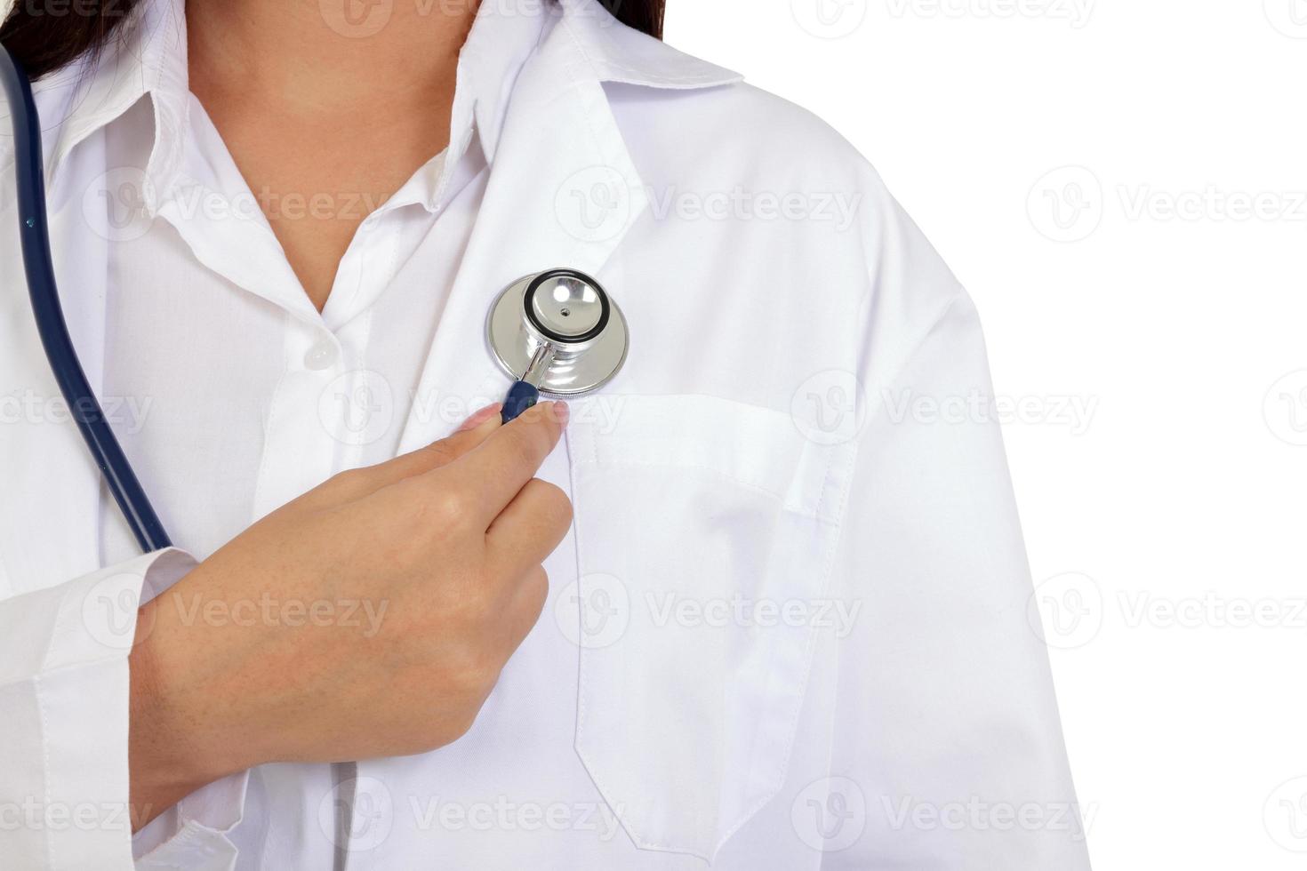vrouw dokter gehouden een stethoscoop naar onderzoeken haar hart. de concept van nemen zorg van jezelf. medisch Diensten in ziekenhuizen. wit achtergrond. geïsoleerd. knipsel pad foto