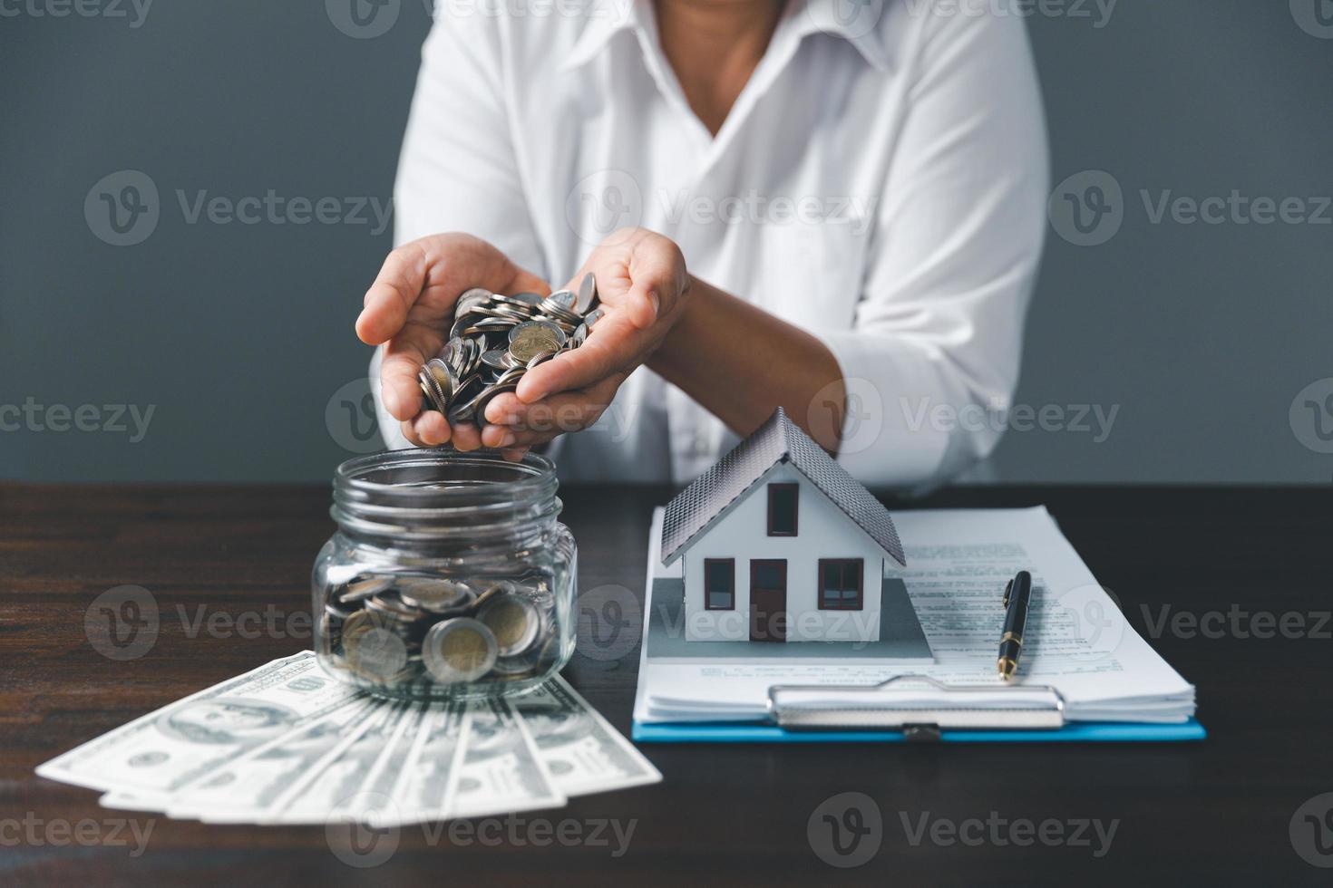 besparing investering huis met lening financiën geld bedrijf concept. investering bank financiën voor woon- echt landgoed bedrijf. stack munten met model- huis voor investering leningen.cash voor belastingen. foto