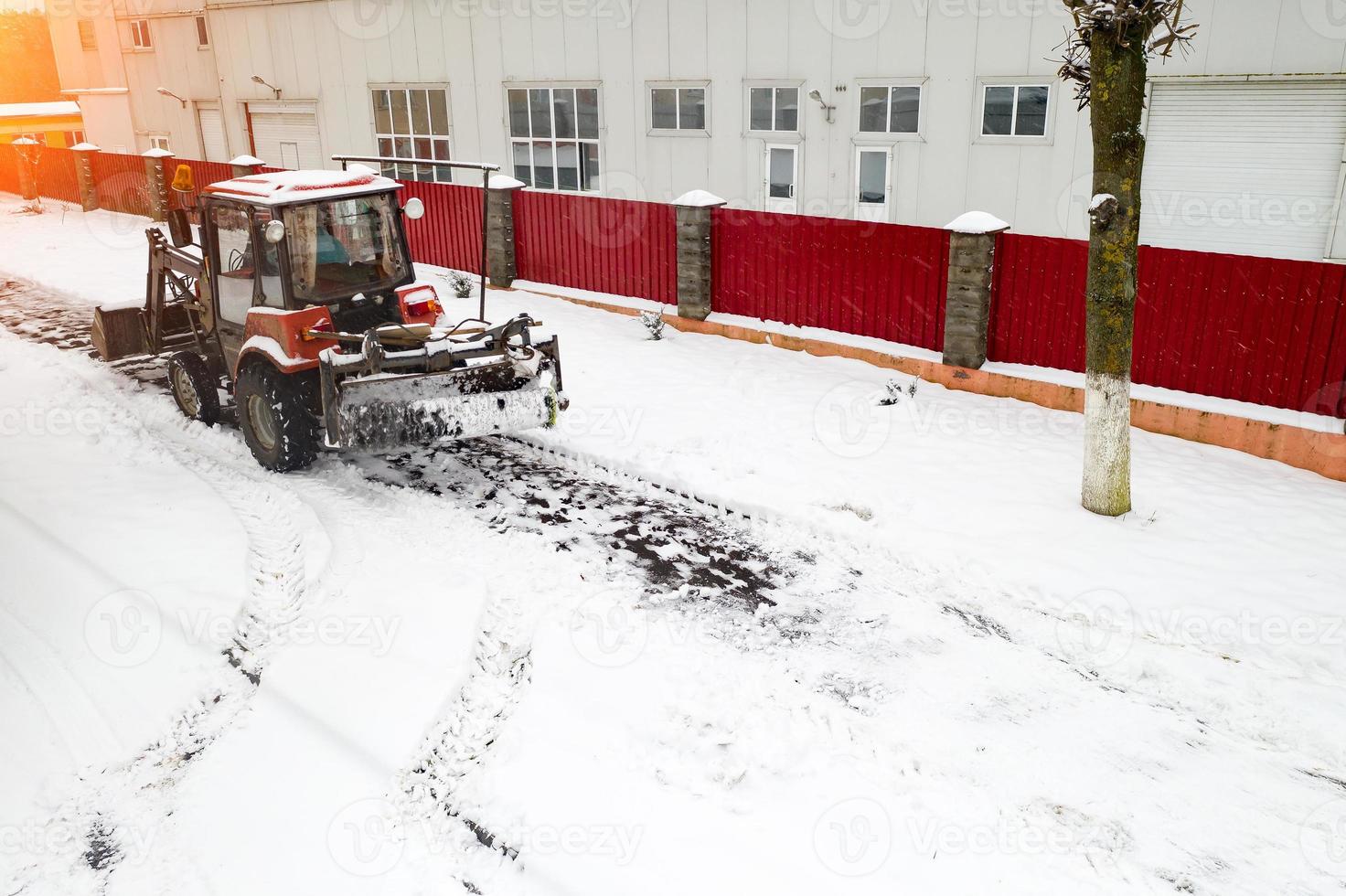 rood sneeuw ploeg trekker wist voetpaden achterzijde visie. foto