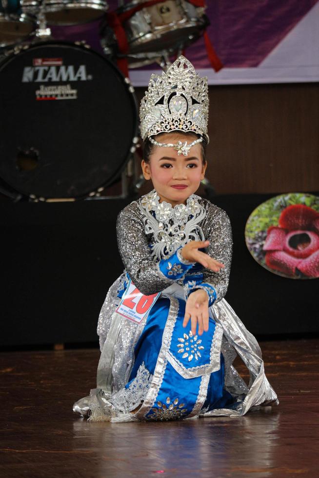 Jakarta, Indonesië in november 2022. jong kinderen variërend van kleuterschool naar elementair school- zijn nemen een deel in de nationaal archipel dans wedstrijd. foto
