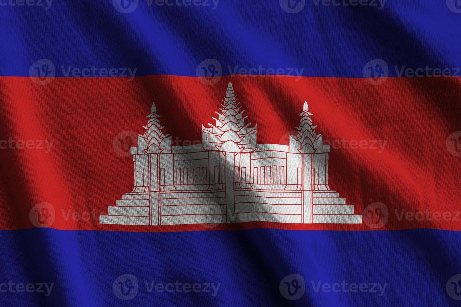 Cambodja vlag met groot vouwen golvend dichtbij omhoog onder de studio licht binnenshuis. de officieel symbolen en kleuren in banier foto