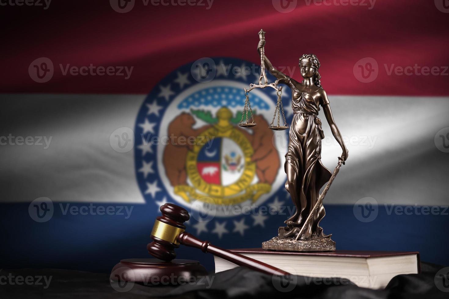 Missouri ons staat vlag met standbeeld van dame gerechtigheid, grondwet en rechter hamer Aan zwart draperie. concept van oordeel en schuld foto