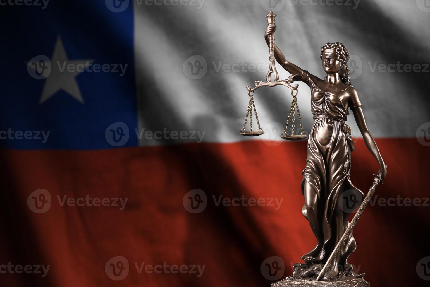 Chili vlag met standbeeld van dame gerechtigheid en gerechtelijk balans in donker kamer. concept van oordeel en straf foto