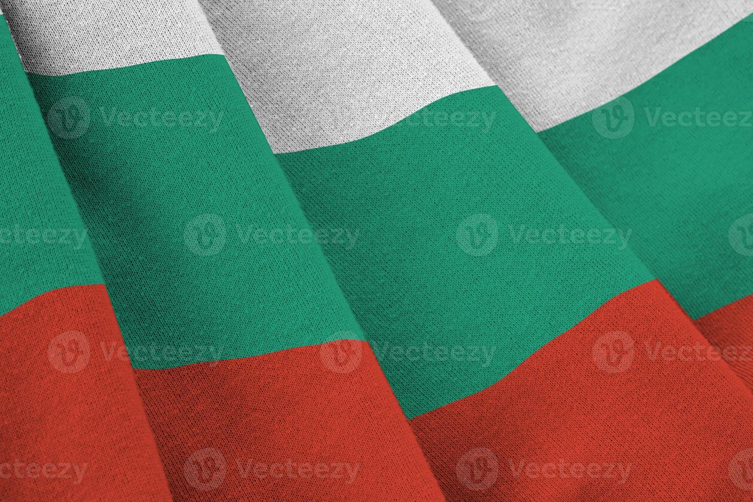 bulgarije vlag met groot vouwen golvend dichtbij omhoog onder de studio licht binnenshuis. de officieel symbolen en kleuren in banier foto