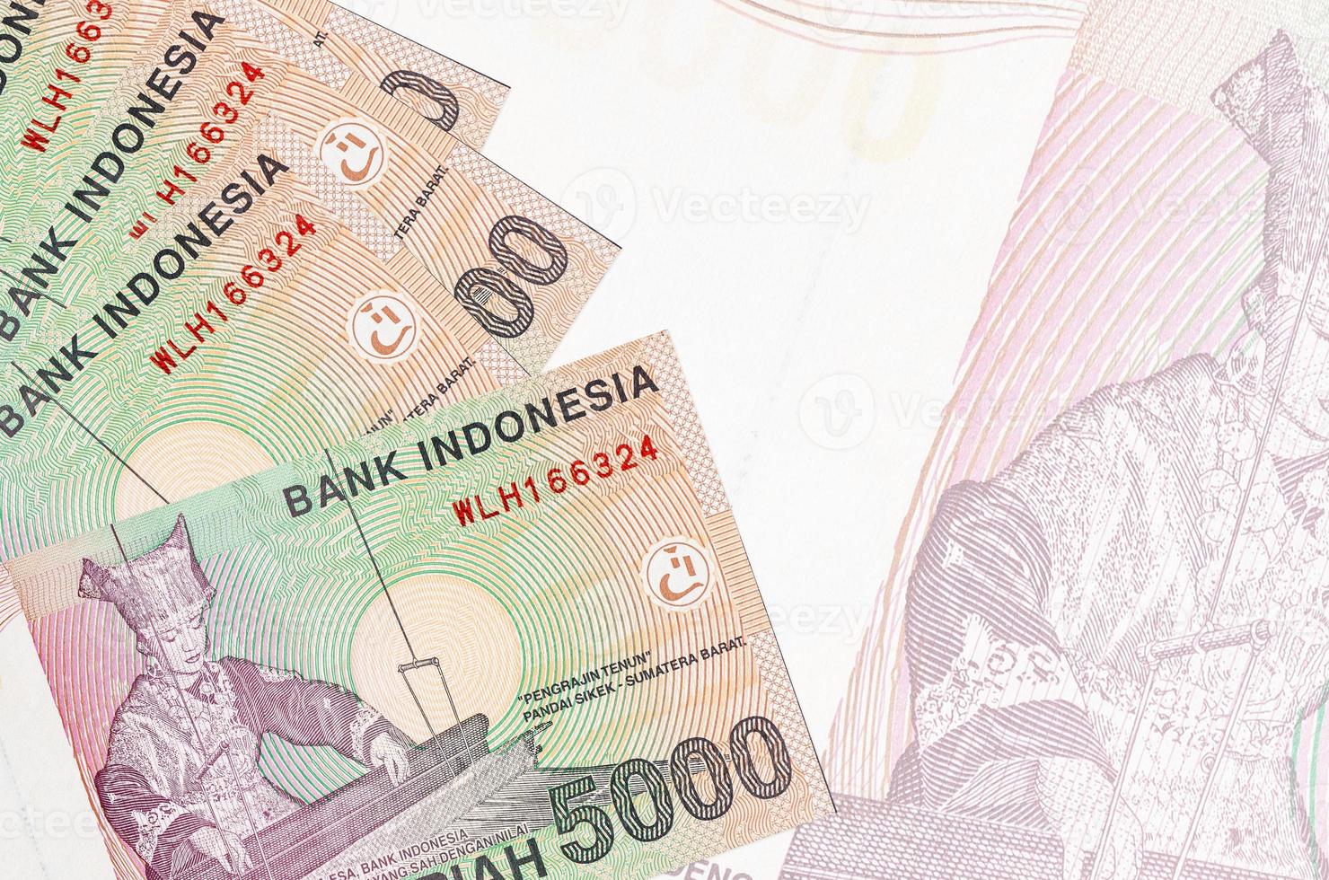 5000 Indonesisch roepia rekeningen leugens in stack Aan achtergrond van groot semi-transparant bankbiljet. abstract bedrijf achtergrond foto