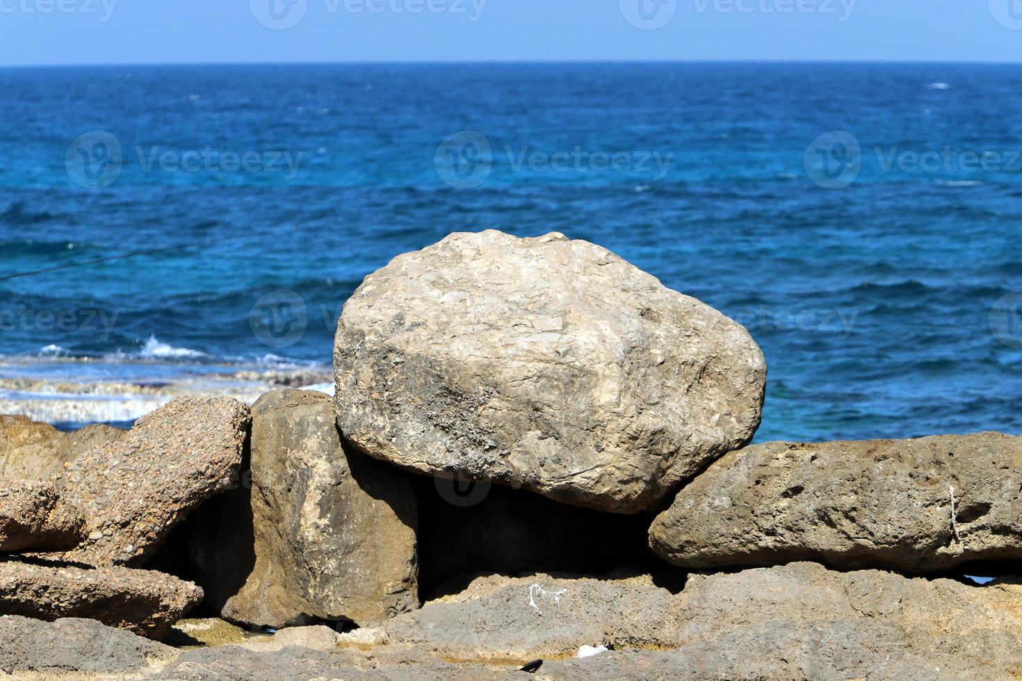 stenen Aan de kust van de middellandse Zee zee. foto
