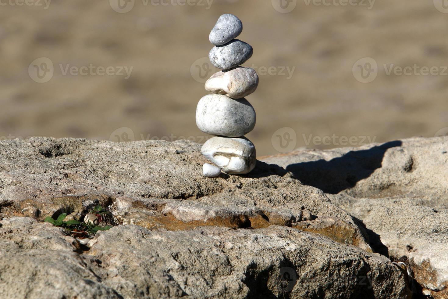 stenen Aan de kust van de middellandse Zee zee. foto