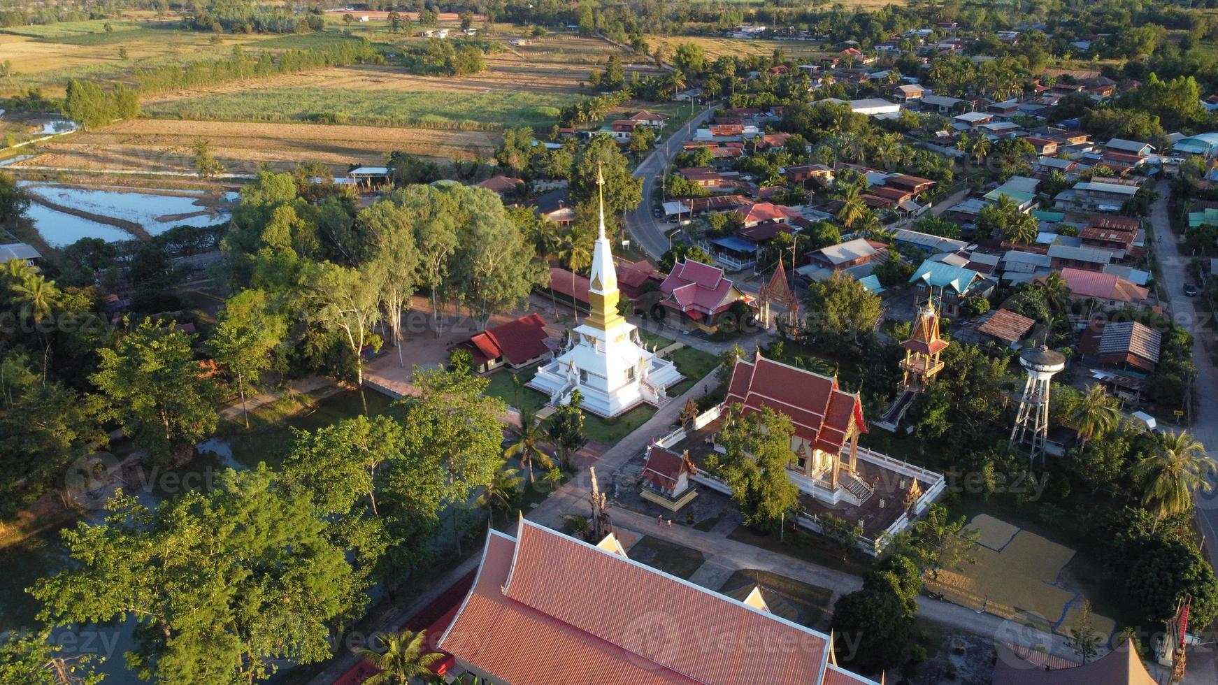 antenne visie van tempel in Thailand foto