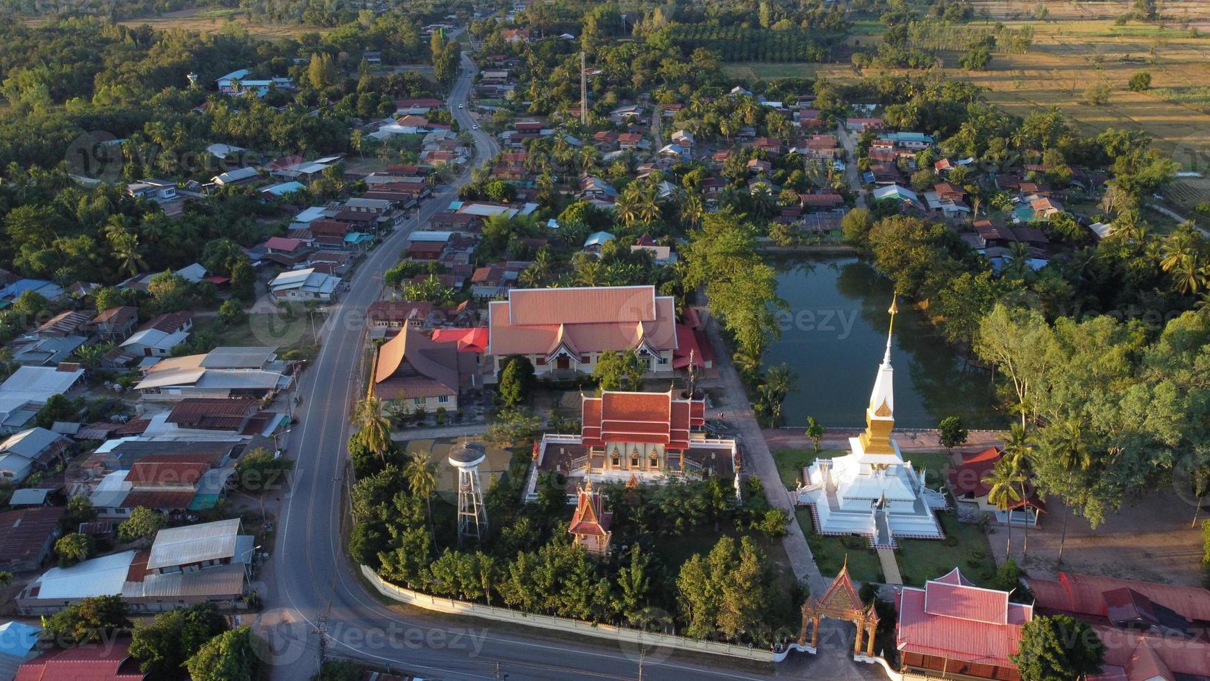 antenne visie van tempel in Thailand foto