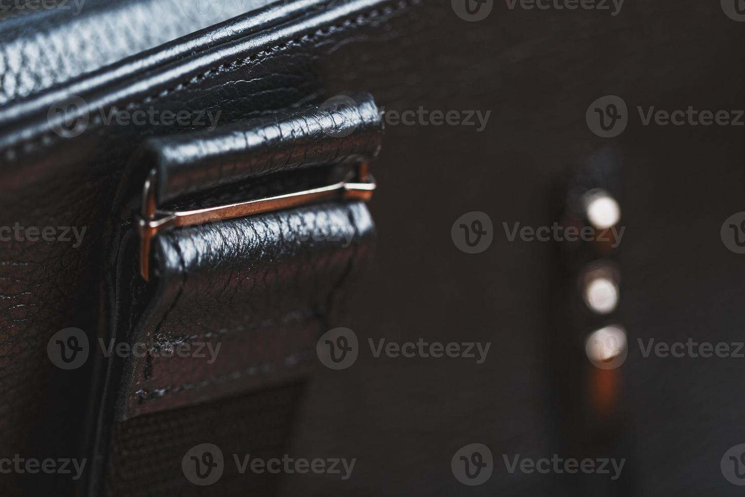 details en elementen van de zak zijn handgemaakt van zwart leer, detailopname, macro sloten. foto