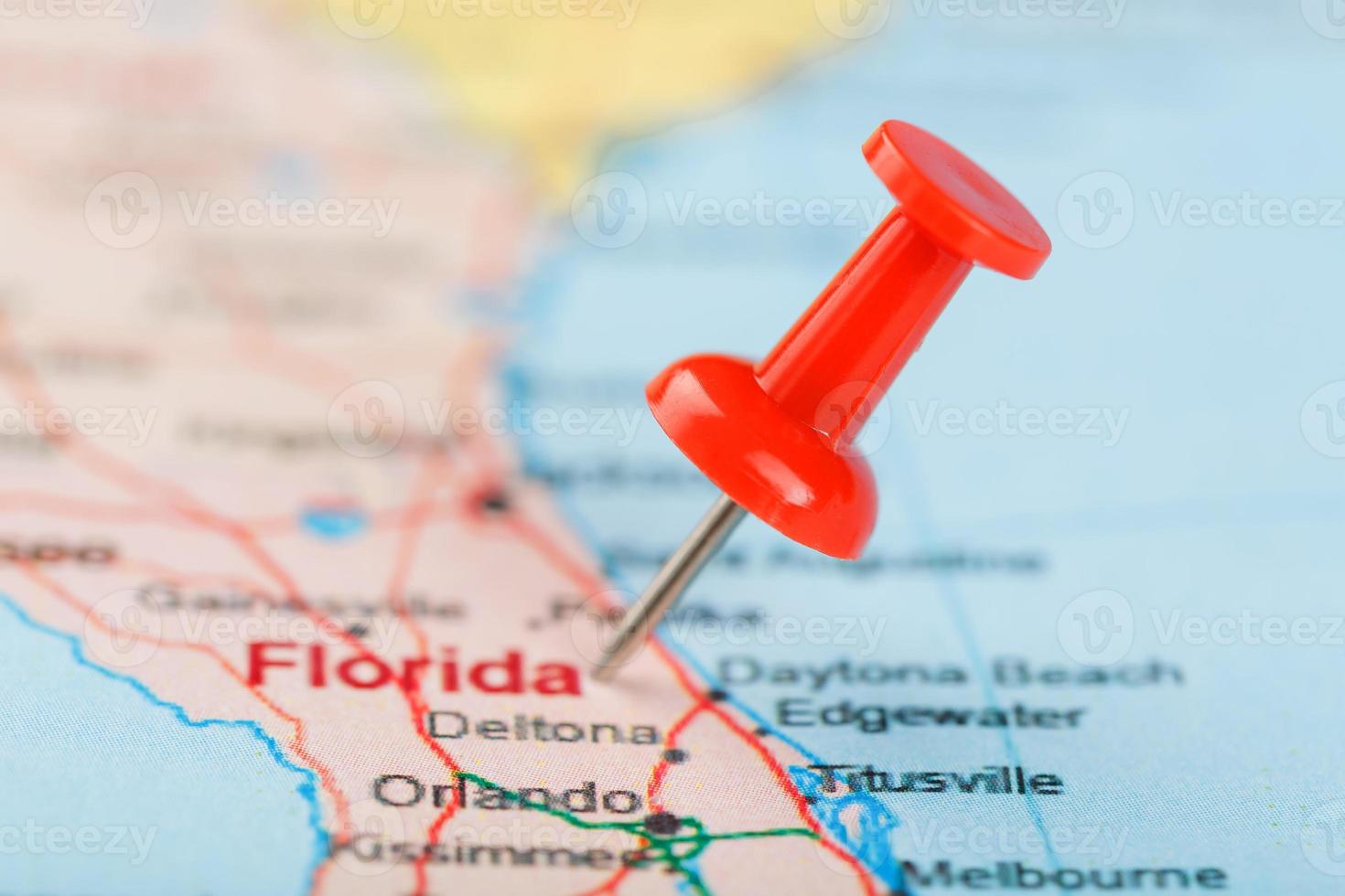 rood klerikaal naald- Aan een kaart van Verenigde Staten van Amerika, zuiden Florida en de hoofdstad tallahassee. dichtbij omhoog kaart van zuiden Florida met rood tack foto