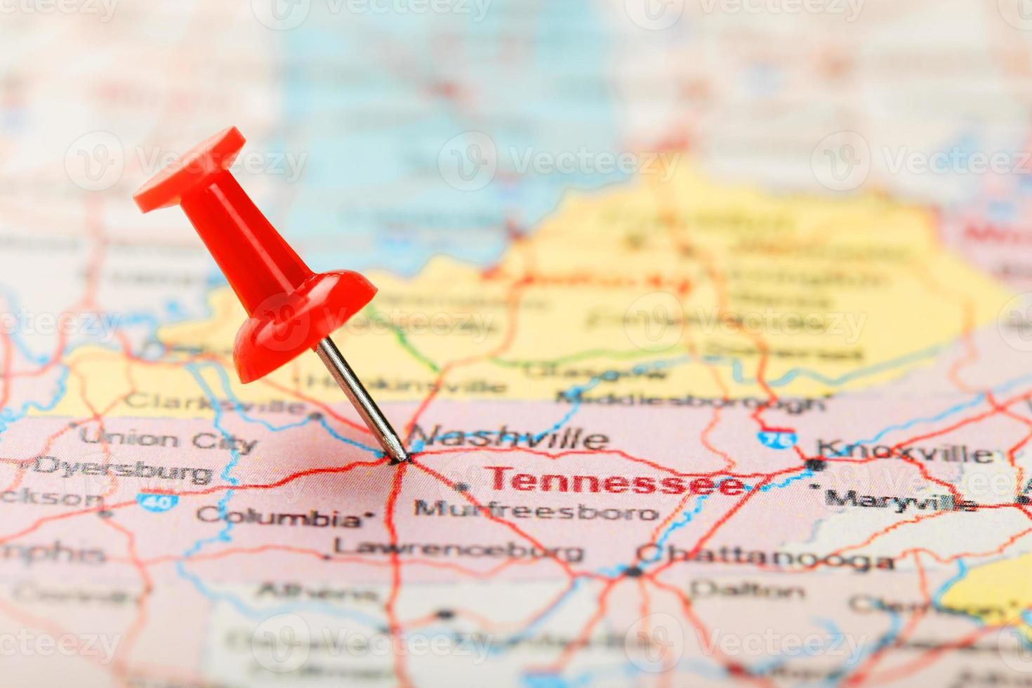 rood klerikaal naald- Aan een kaart van Verenigde Staten van Amerika, zuiden Tennessee en de hoofdstad Nashville. dichtbij omhoog kaart van zuiden Tennessee met rood tack foto