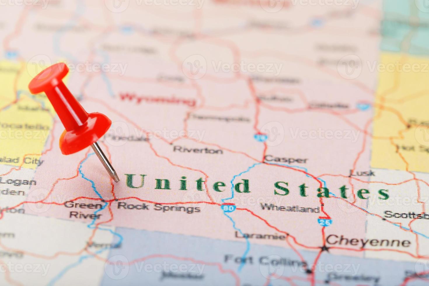 rood klerikaal naald- Aan een kaart van Verenigde staten, Wyoming en de hoofdstad cheyenne. dichtbij omhoog kaart van Wyoming met rood overstag, ons kaart pin foto
