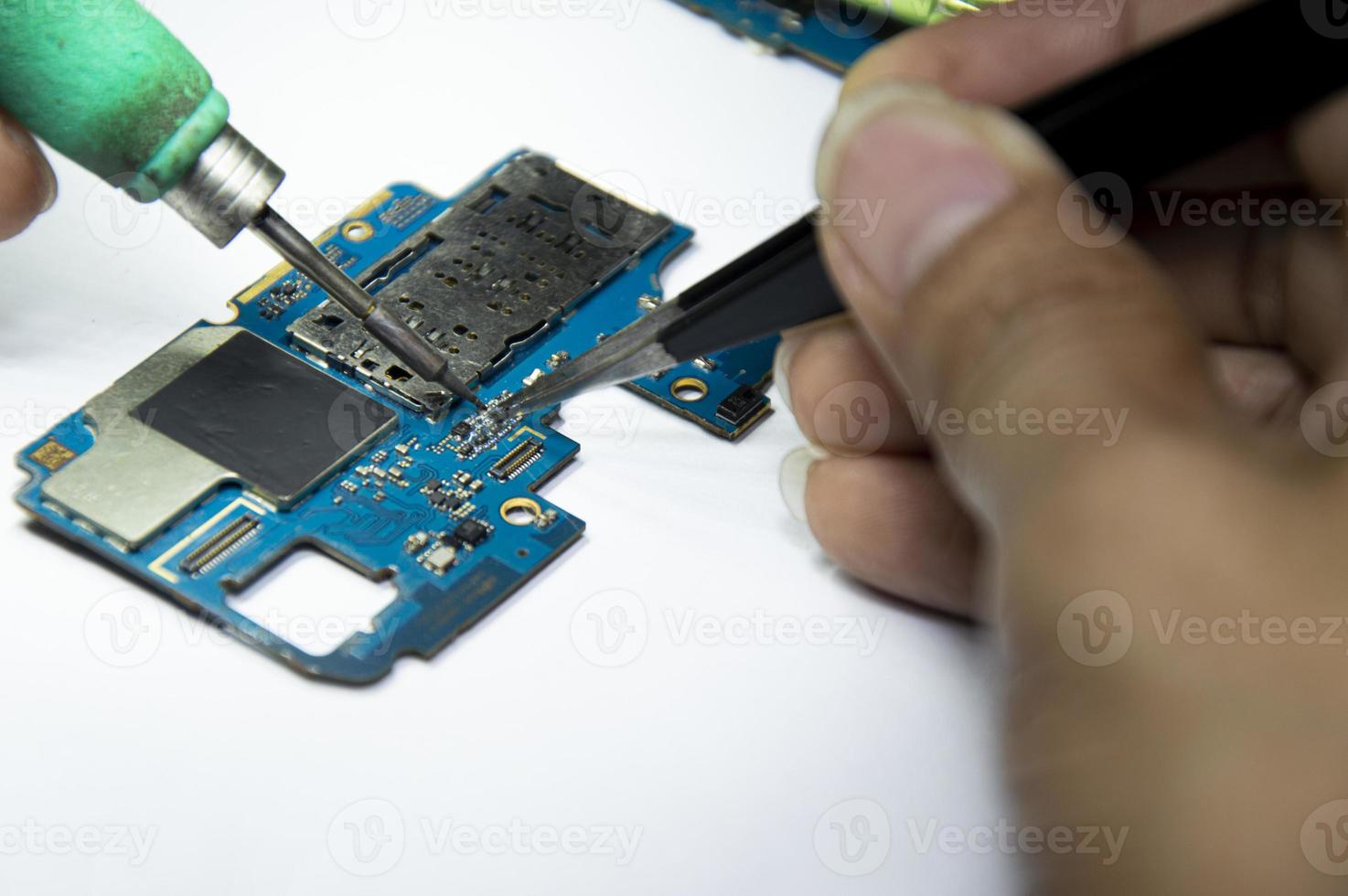 smartphone reparatie smartphone gesoldeerd onderdelen, mannelijk, detailopname foto