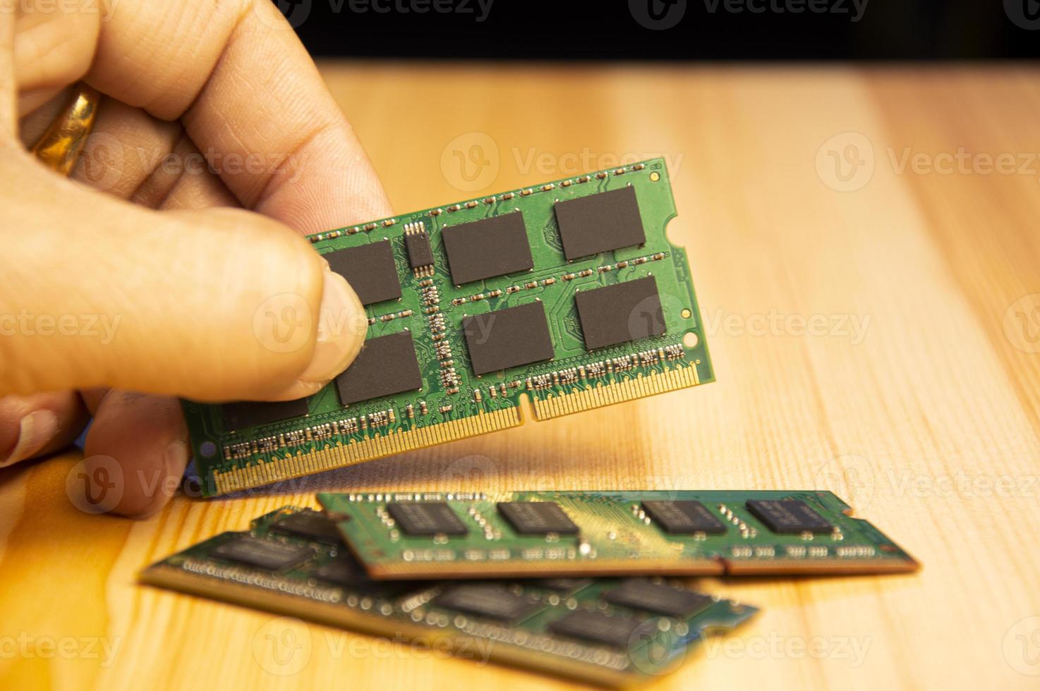 ddr3 type RAM oud laptop Aan houten verdieping foto