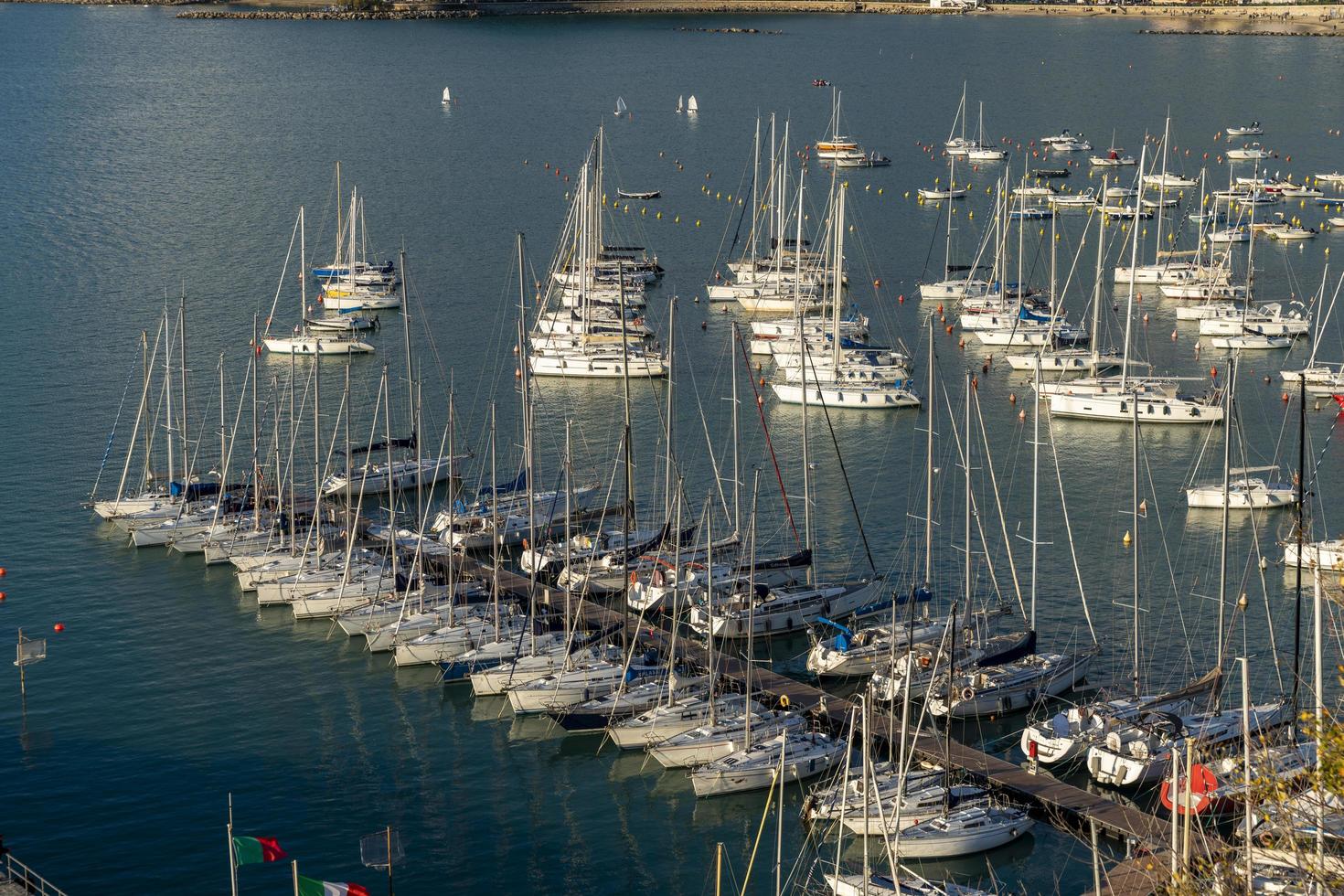 toerist haven met afgemeerd zeilboten lerici Italië november 20, 2022 foto