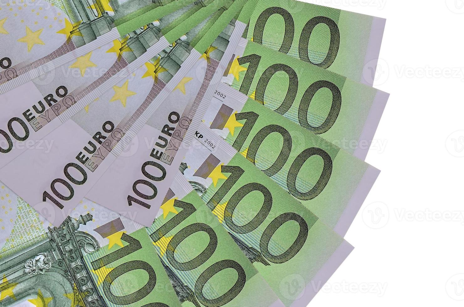 100 euro rekeningen leugens geïsoleerd Aan wit achtergrond met kopiëren ruimte gestapeld in ventilator vorm dichtbij omhoog foto