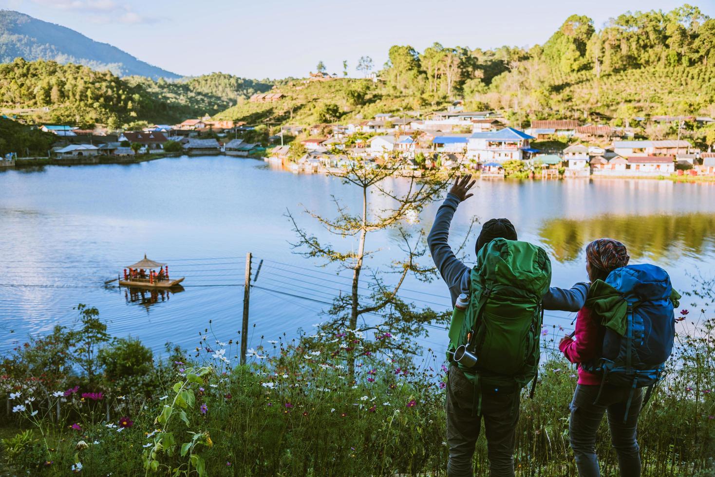 jong koppel camping wandelen reis reizen trek concept, vakantie reizen, reizen ontspannen, natuurlijke aanraking platteland, in thailand. foto