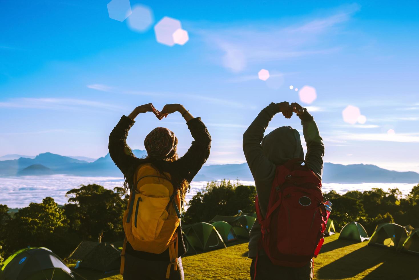 jong koppel camping wandelen reis reizen trek concept, vakantie reizen, reizen ontspannen, natuurlijke aanraking platteland, in thailand. foto