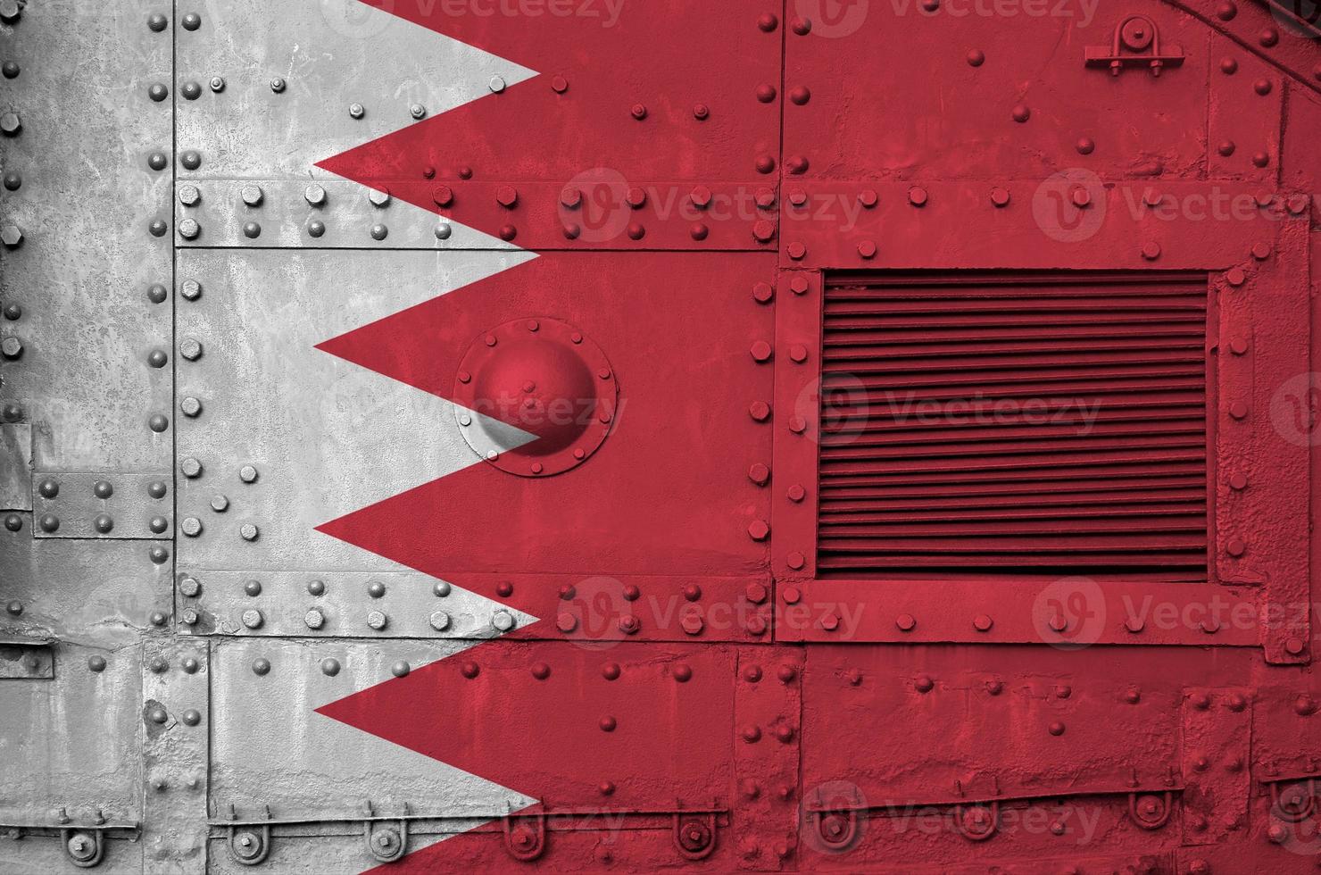 Bahrein vlag afgebeeld Aan kant een deel van leger gepantserd tank detailopname. leger krachten conceptuele achtergrond foto