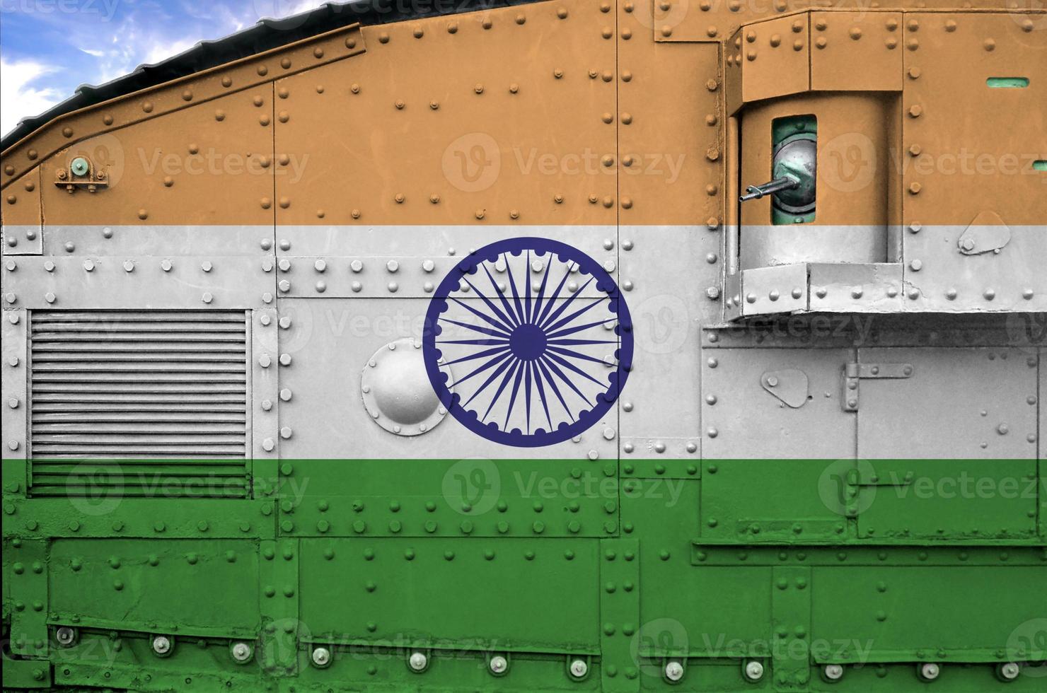 Indië vlag afgebeeld Aan kant een deel van leger gepantserd tank detailopname. leger krachten conceptuele achtergrond foto