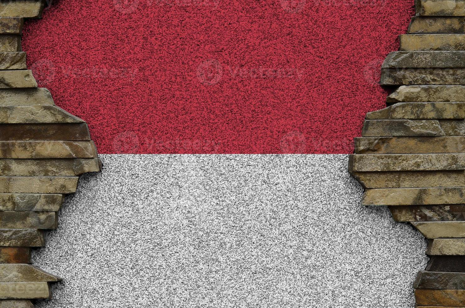 Indonesië vlag afgebeeld in verf kleuren Aan oud steen muur detailopname. getextureerde banier Aan rots muur achtergrond foto