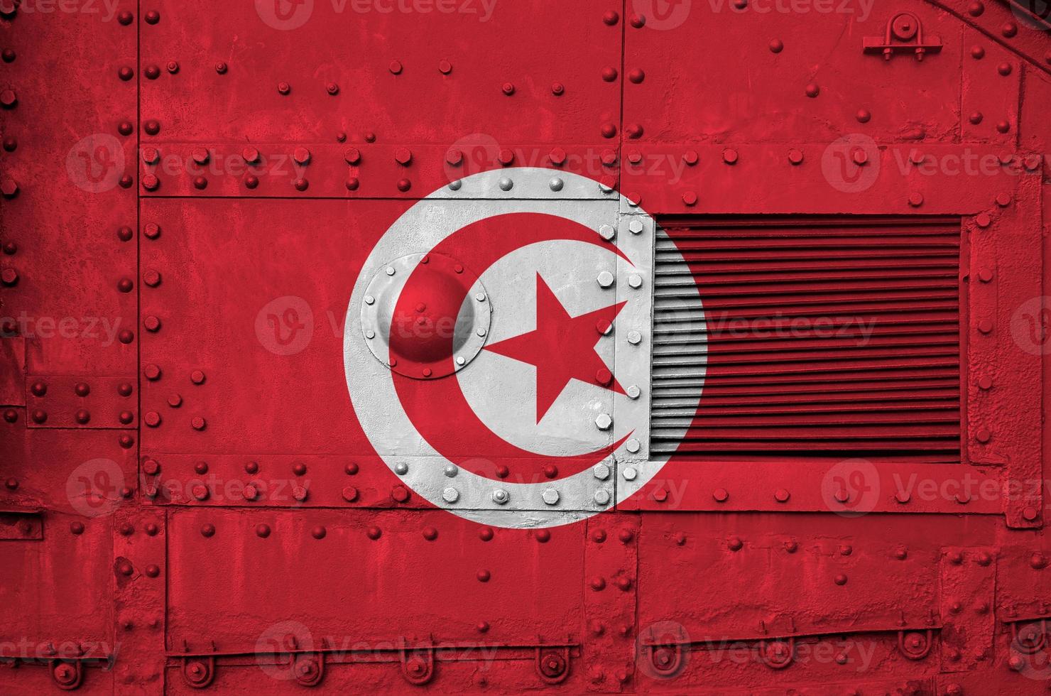 Tunesië vlag afgebeeld Aan kant een deel van leger gepantserd tank detailopname. leger krachten conceptuele achtergrond foto