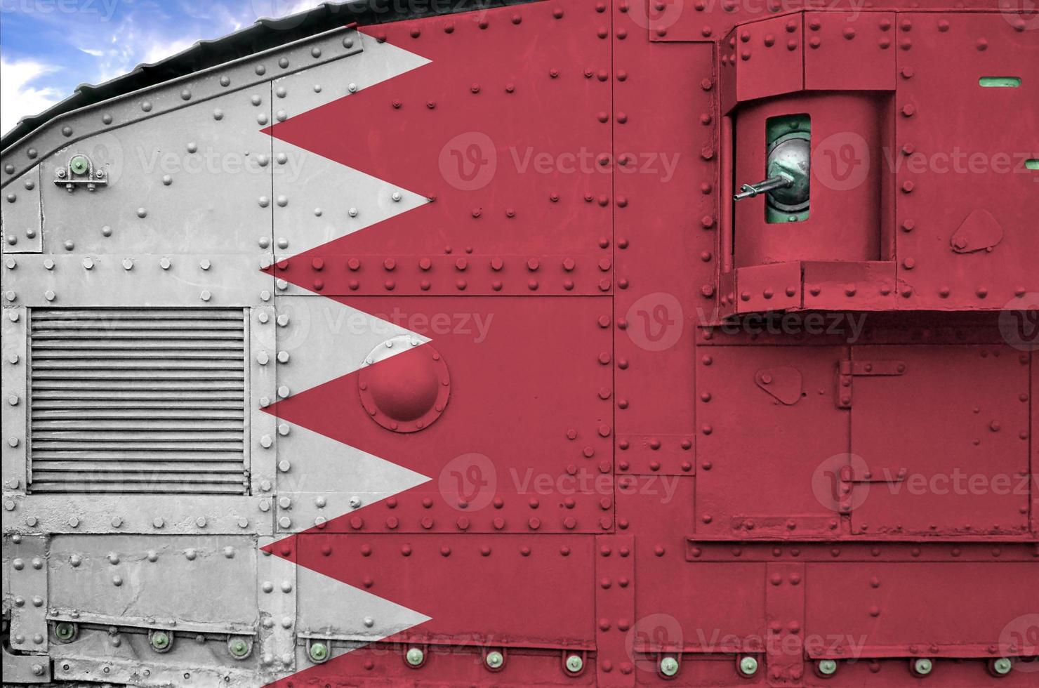 Bahrein vlag afgebeeld Aan kant een deel van leger gepantserd tank detailopname. leger krachten conceptuele achtergrond foto