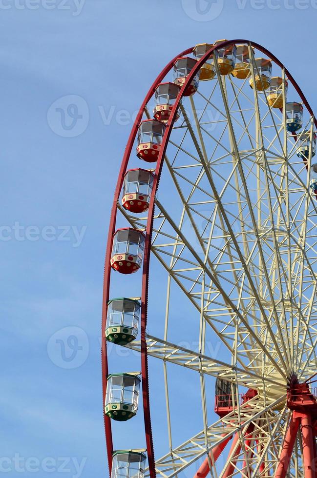 vermaak ferris wiel tegen de Doorzichtig blauw lucht foto