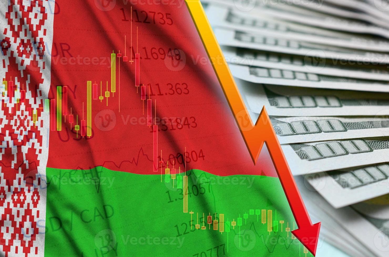 Wit-Rusland vlag en tabel vallend ons dollar positie met een ventilator van dollar rekeningen foto