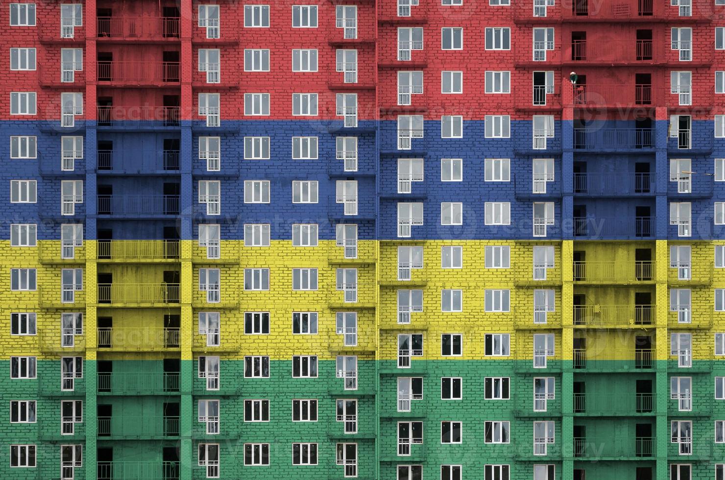 Mauritius vlag afgebeeld in verf kleuren Aan meerdere verdiepingen woonachtig gebouw onder bouw. getextureerde banier Aan steen muur achtergrond foto