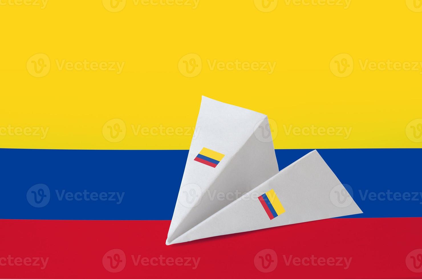 Colombia vlag afgebeeld Aan papier origami vliegtuig. handgemaakt kunsten concept foto