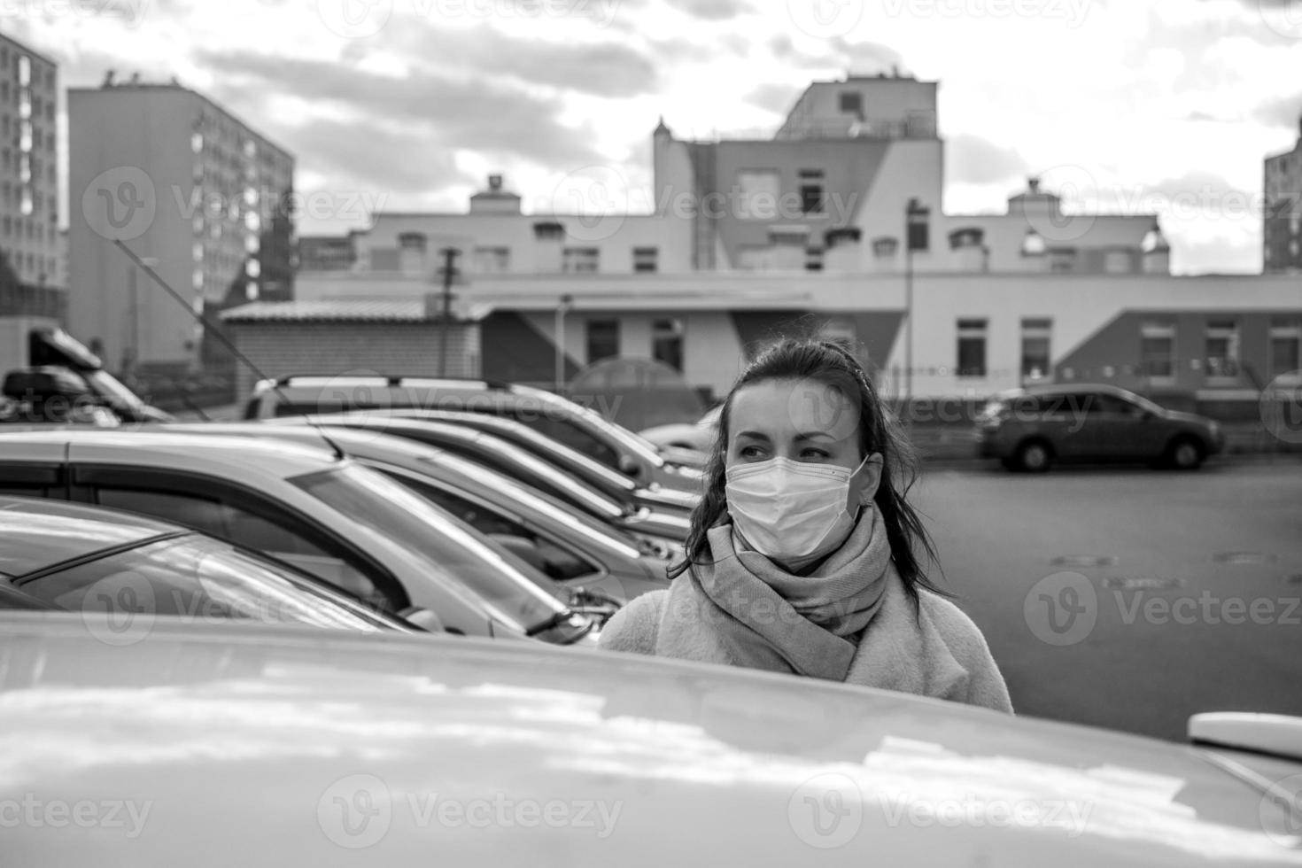 foto van een meisje met een masker, op straat. geïsoleerde covid-19 pandemie.