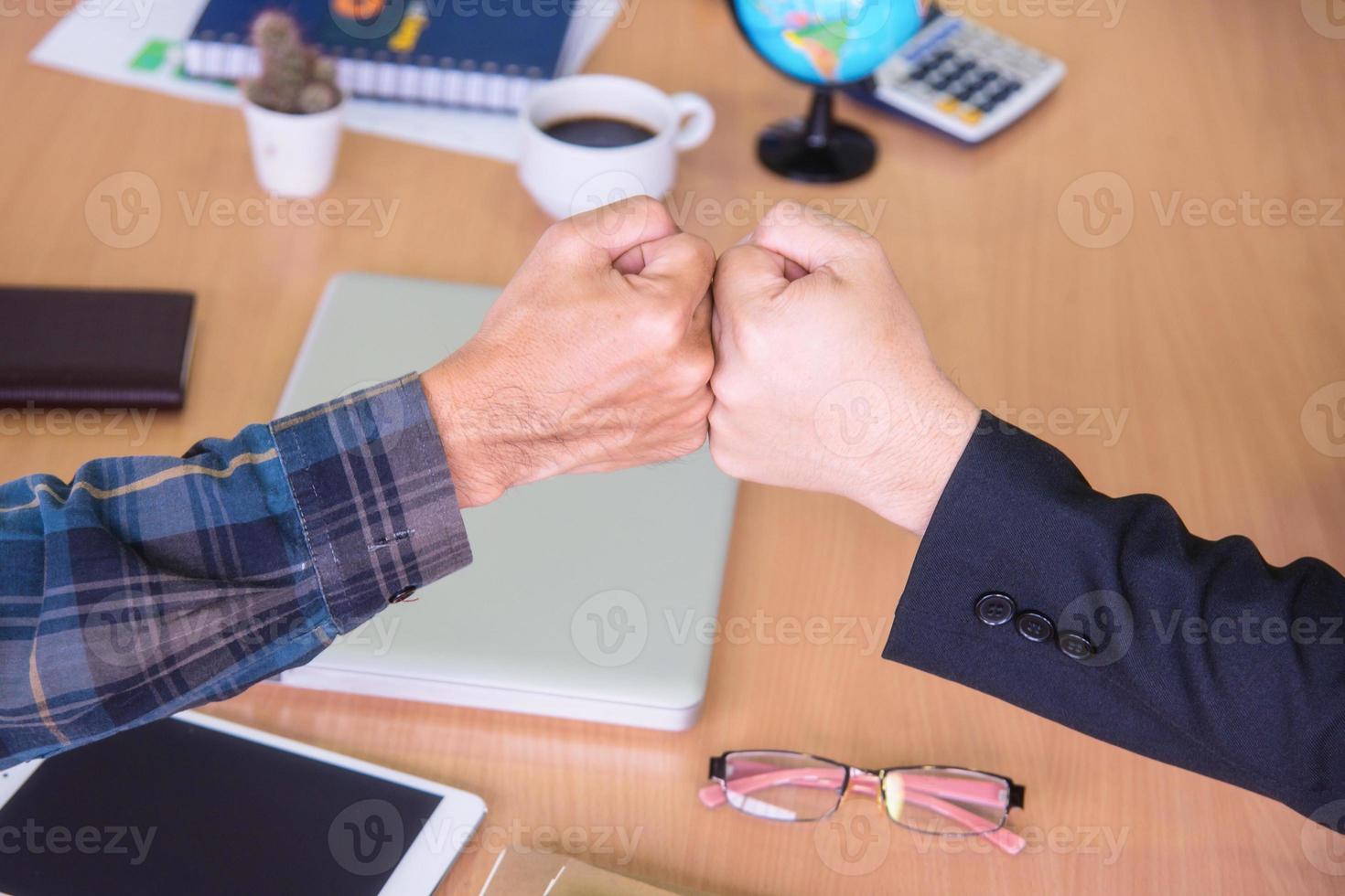 vriendschap bedrijf met handen samen. foto