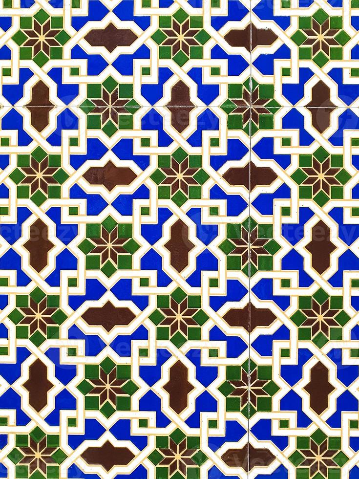 traditioneel Oezbeeks patroon Aan keramisch tegel Aan muur van moskee naadloos oud bloemen patroon abstract achtergrond foto